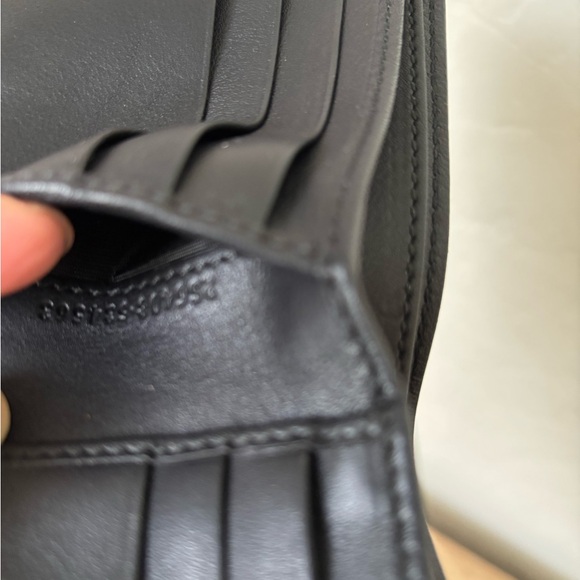 GUCCI Men’s Bi-fold Black Leather Wallet with Croc Embossed Accent - Picture 9 of 10